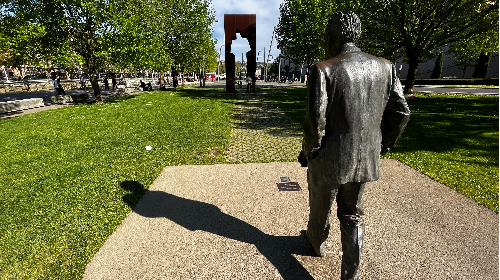 Estatua de Ramón Rubial y puerta de los Honorables